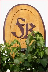 Holztafel mit Logo Winzerhof Freitag